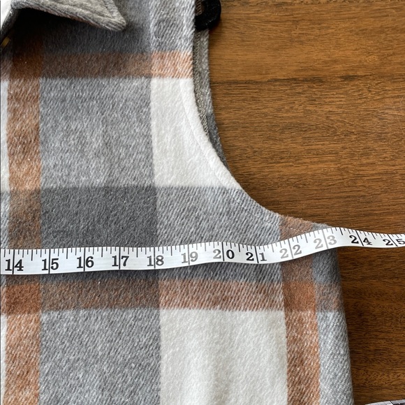 NWT Plaid Sleeveless Button-Up Vest - Picture 6 of 8